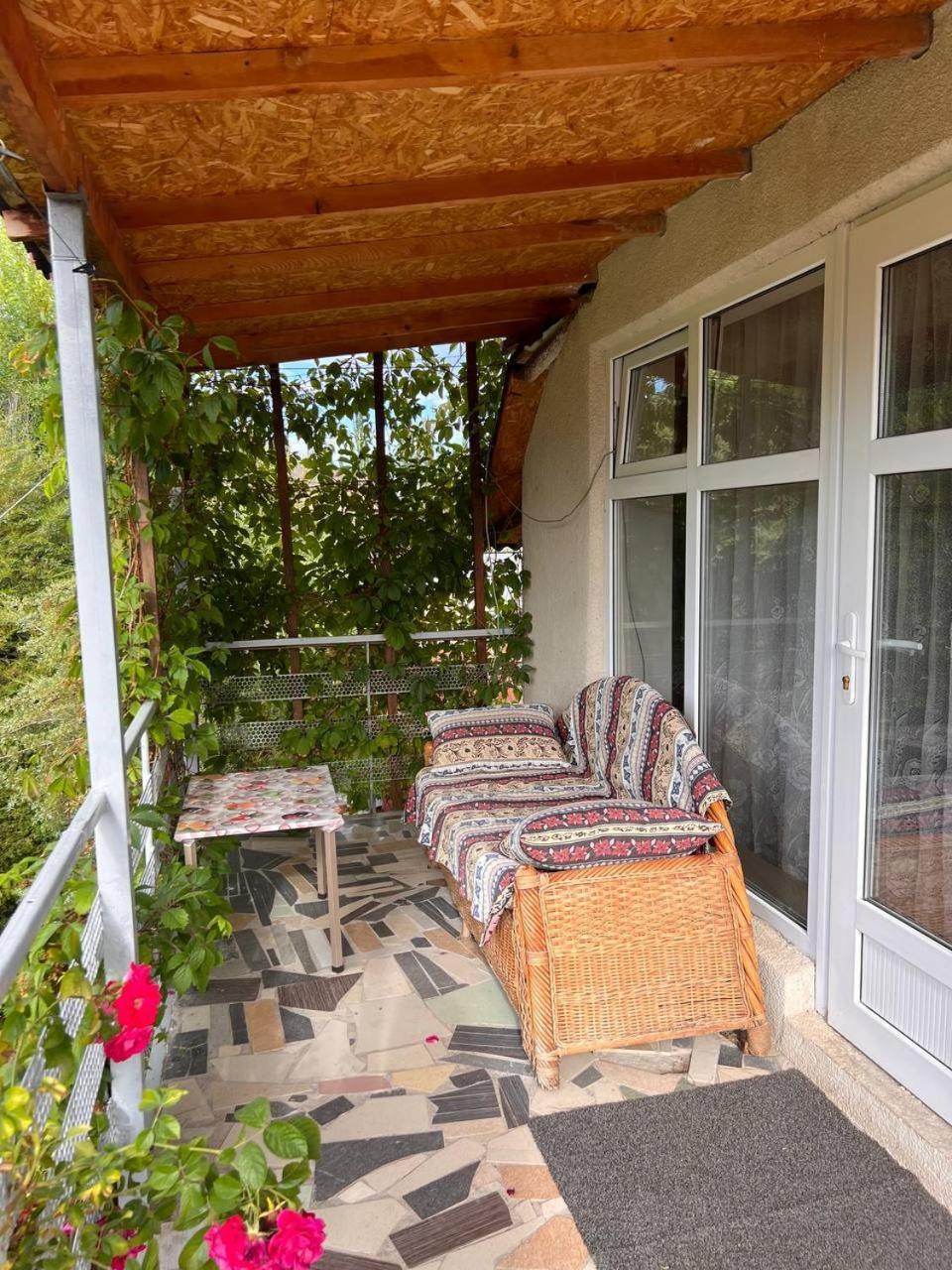 Podsolnukhi Guest House Чолпон-Ата Екстериор снимка