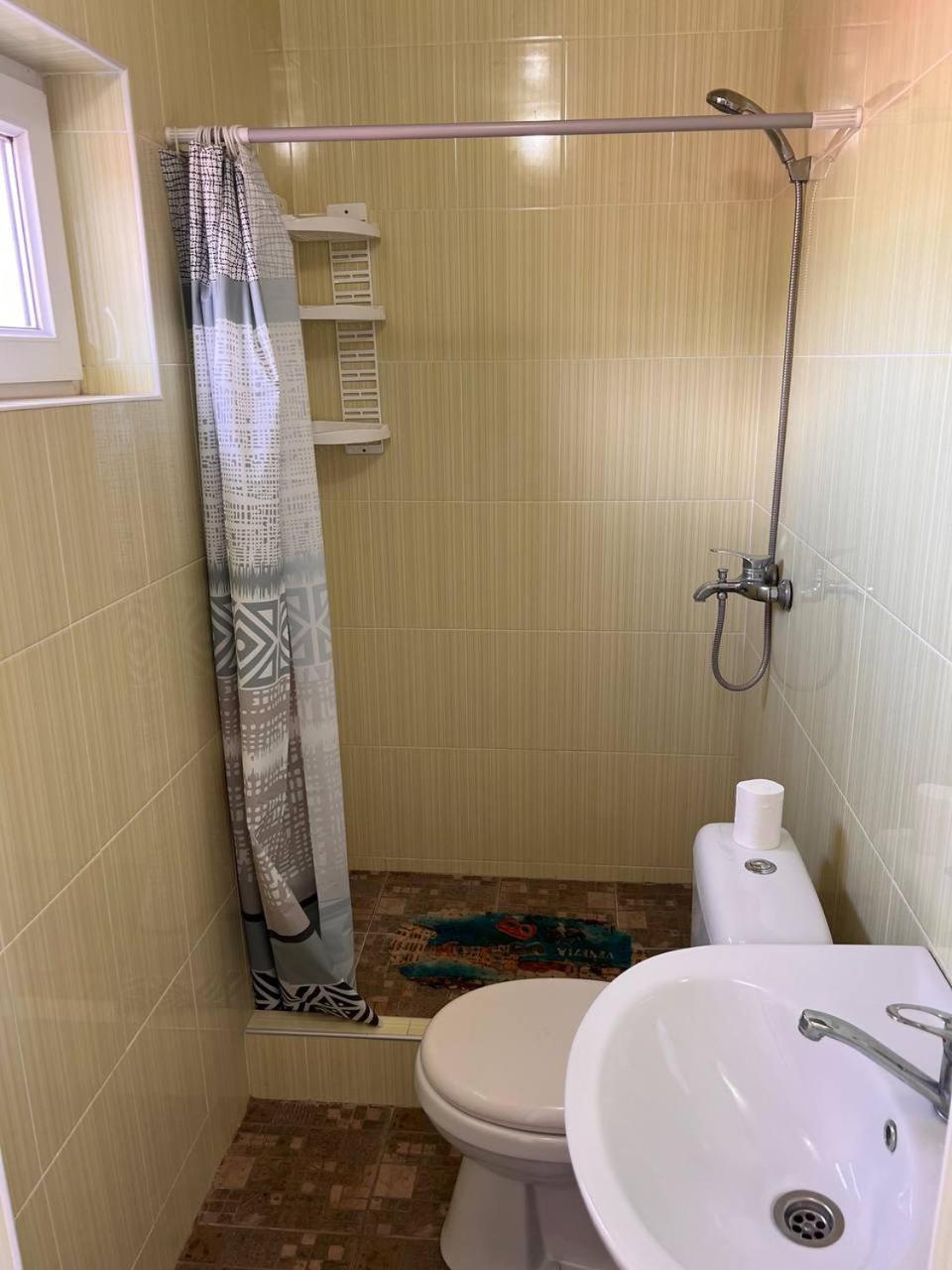 Podsolnukhi Guest House Чолпон-Ата Екстериор снимка